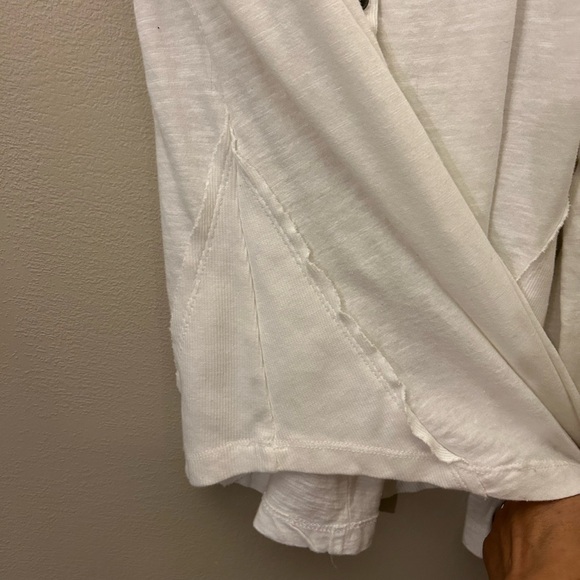 FREE PEOPLE WHITE HENLEY WITH CROCHET DETAILING ON SLEEVES SIZE MEDIUM - Picture 5 of 8